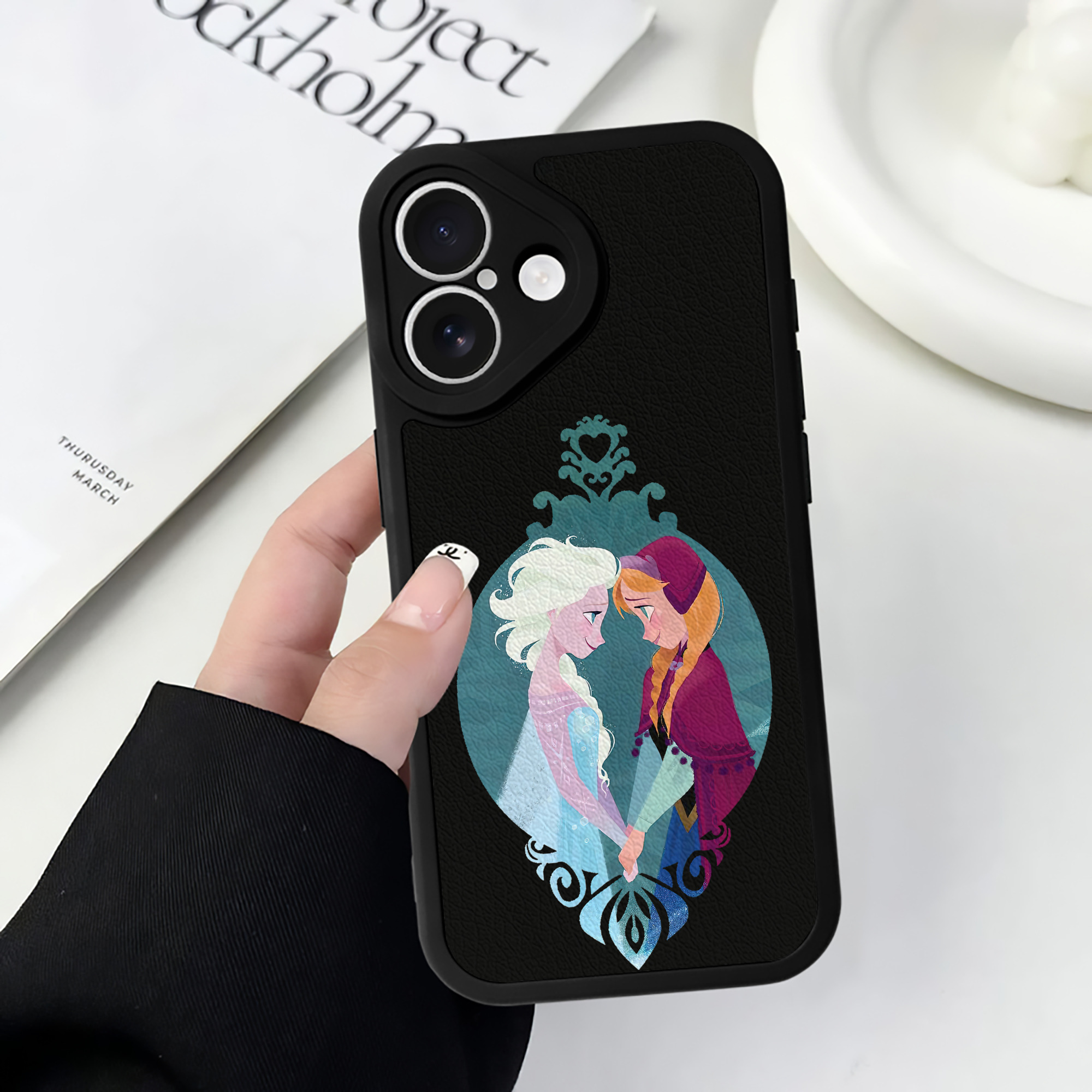 （画像用） アナと雪の女王 アンナ エルサ Frozen Anna Elsa 【iPhone 16シリーズ対応】シリコンスマホケース（レザー調） 材質：シリコン